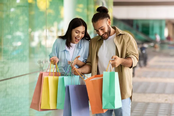Gülümseyen Avrupalı Genç Alışverişkolikler Alışveriş Merkezlerinde Alışveriş Yapan Torbalara Bakarken — Stok fotoğraf