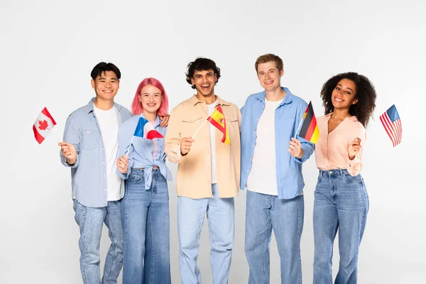 Studentutbyte Språkinlärning Glada Multiracial Vänner Casual Håller Små Flaggor Olika — Stockfoto