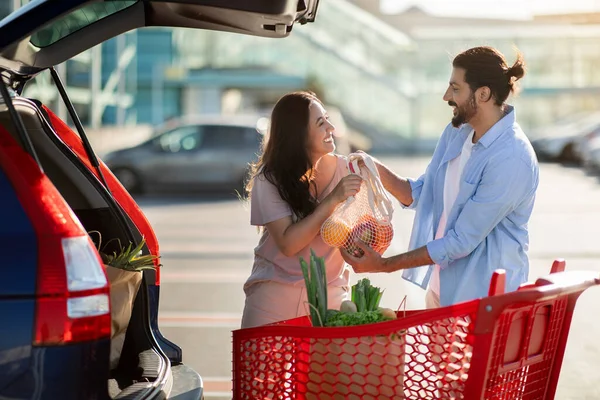 Casal Latino Feliz Área Estacionamento Carregar Compras Sacos Papel Depois — Fotografia de Stock