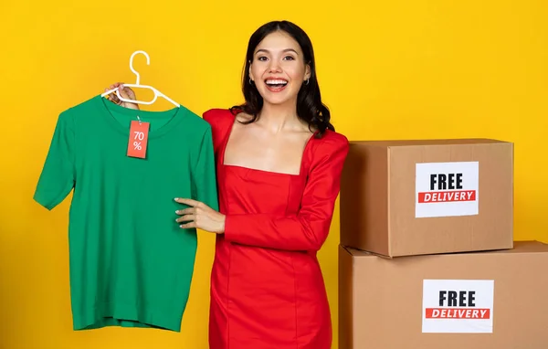 Satış Ndirim Yeni Kıyafetleri Olan Mutlu Alışverişçi Kadın Teslimat Kutularının — Stok fotoğraf