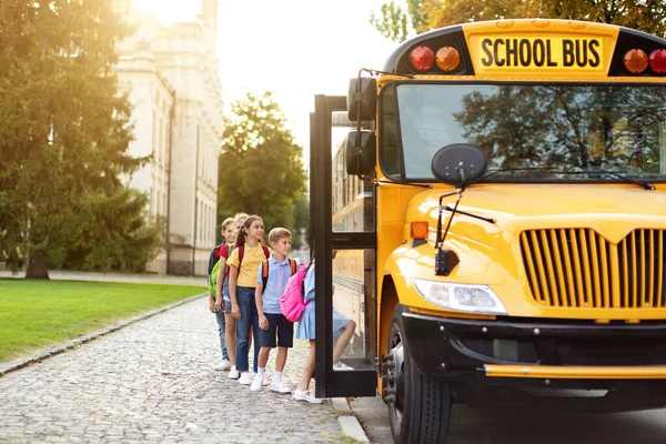 Vervoer Concept Groep Kinderen Die Gele Schoolbus Stappen Gelukkige Multi — Stockfoto