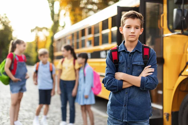 Overstuur Kleine Schooljongen Staan Alleen Buurt Van Schoolbus Terwijl Zijn — Stockfoto