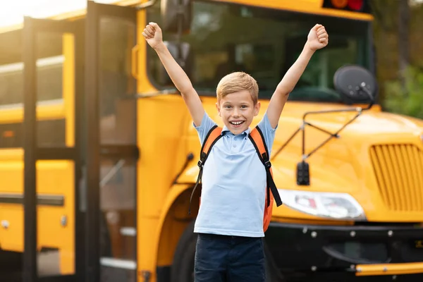 Terug Naar School Happy Boy Springen Buurt Shool Bus Het — Stockfoto