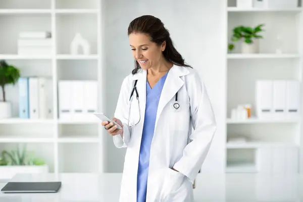 Smiling Mature Woman Wearing White Uniform Stethoscope Doctor Using Phone — Stock Photo, Image