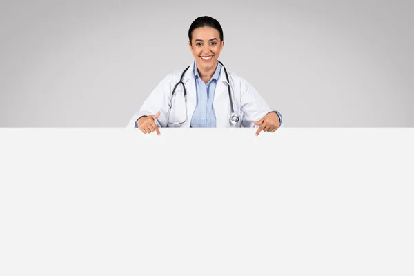 Verificação Gratuita Jovem Médica Latina Feliz Uniforme Médico Mostrando Cartaz — Fotografia de Stock