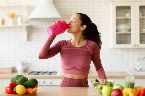 Sportovní Výživa Hydratace Slim Fitness Žena Fitwear Pitná Voda Láhve — Stock fotografie