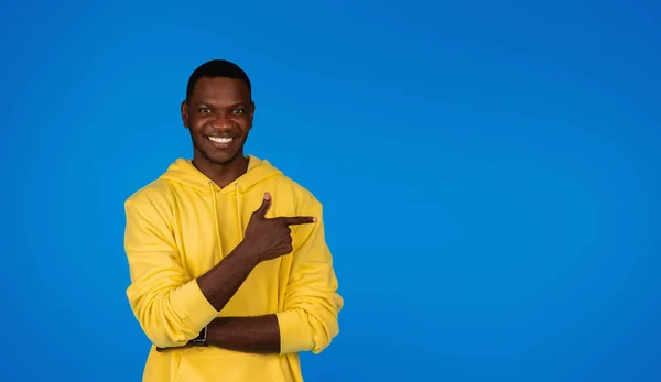 Glad Cheerful Young Black Man Student Pointing Finger Free Space — Stock Photo, Image
