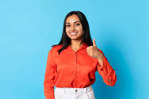 Hoşuma Gitti Gülümseyen Genç Hintli Kadın Onaylı Olarak Başparmak Kaldırıyor — Stok fotoğraf