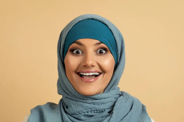 Büyük Sürpriz Başörtüsü Içindeki Neşeli Müslüman Kadın Kameraya Heyecanla Bakıyor — Stok fotoğraf
