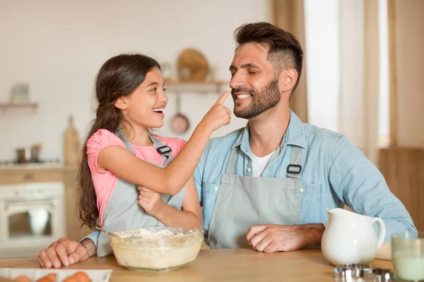 Opgewonden Vader Dochter Bonding Tijdens Het Koken Bakken Samen Keuken — Stockfoto