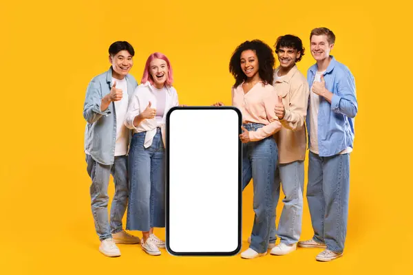 Grupo Adolescentes Felizes Diversos Demonstrando Smartphone Branco Com Tela Branca — Fotografia de Stock