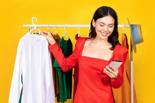 Mooie Jonge Vrouw Met Smartphone Voor Online Winkelen Staan Buurt — Stockfoto