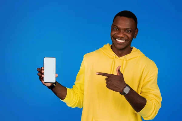Vrolijke Jonge Zwarte Man Wijzende Vinger Naar Telefoon Met Leeg — Stockfoto