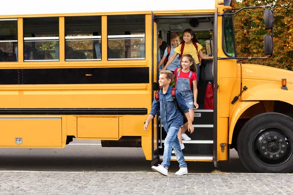 Dopravní Koncepce Skupina Šťastných Dětí Vystupující Žlutého Školního Autobusu Různorodé — Stock fotografie