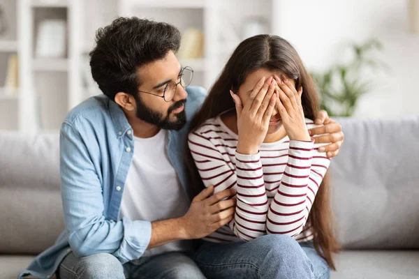 Liebender Ehemann Indischer Mann Tröstend Tröstend Aufgebracht Weinende Ehefrau Frau — Stockfoto