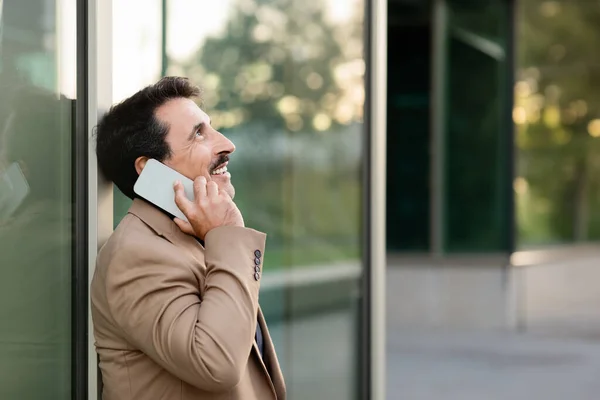 Боковой Вид Счастливого Зрелого Мужчины Стороны Среднего Востока Разговаривающего Телефону — стоковое фото