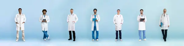 Neşeli Yetişkin Yaşlı Erkek Doktorlar Beyaz Önlüklü Tabletli Terapistler Mavi — Stok fotoğraf