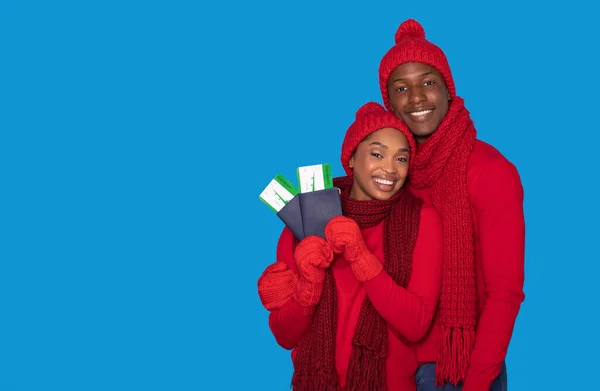 Wintervakantie Reizen Happy Young Black Couple Holding Paspoorten Met Instapkaart — Stockfoto