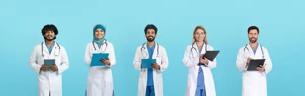 Happy Adulto Árabe Médicos Europeus Casacos Brancos Com Tablets Pranchetas — Fotografia de Stock