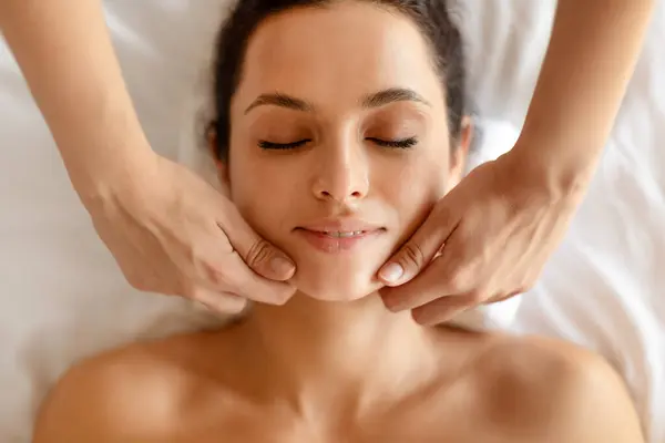 Massaggio Facebuilding Giovane Signora Europea Godendo Bellezza Facciale Procedura Interna — Foto Stock