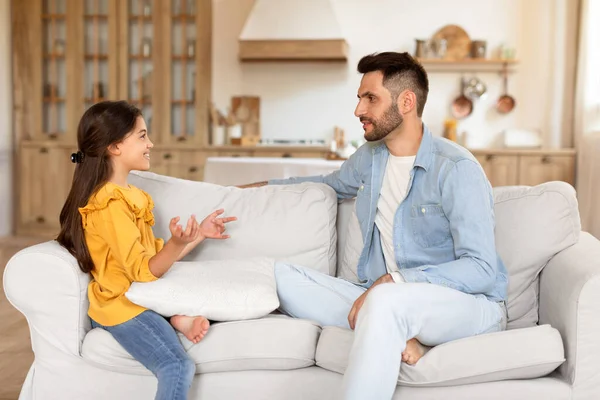 Árabe Hija Preadolescente Sonriendo Hablando Con Papá Compartiendo Momentos Divertidos — Foto de Stock