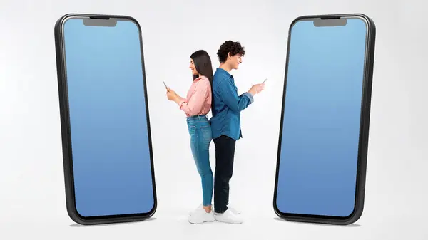 Mobile Apps Junges Teenie Paar Das Mit Seinen Smartphones Der — Stockfoto