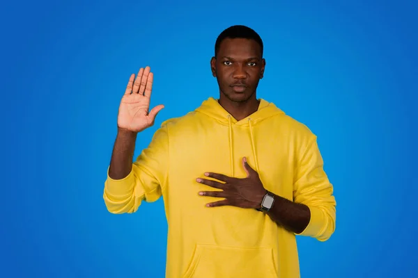 Ernsthaft Selbstbewusster Strenger Junger Schwarzer Drückt Hand Brust Schwört Auf — Stockfoto