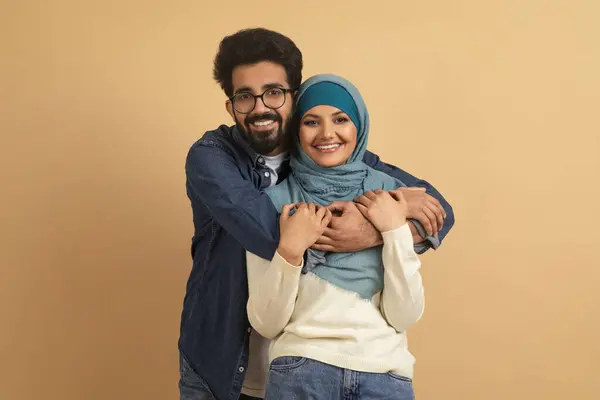 Portret Van Een Jong Moslim Paar Omhelzend Beige Achtergrond Lachend — Stockfoto