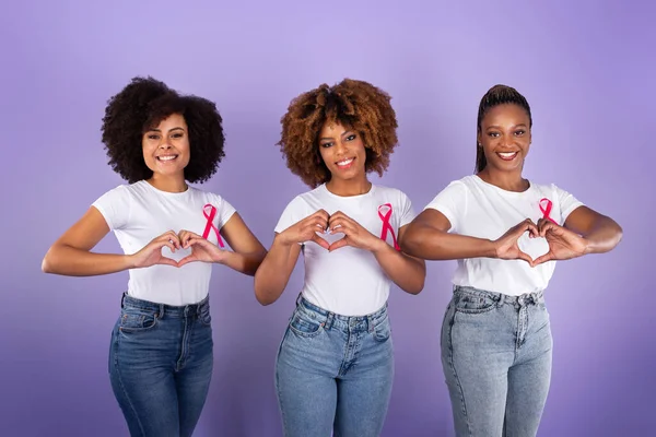 Oncología Tres Señoras Jóvenes Negras Posando Con Cintas Cáncer Mama — Foto de Stock