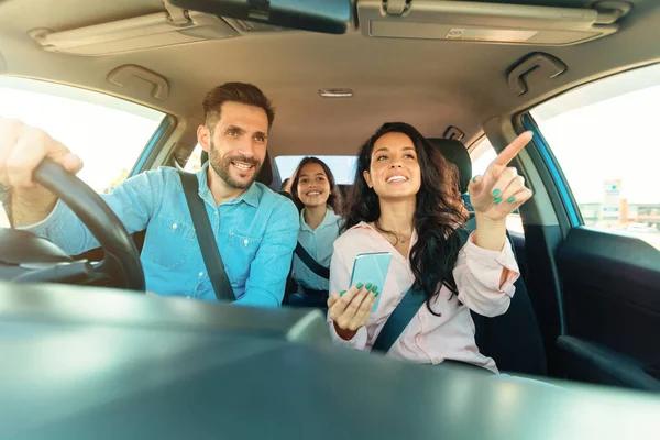 三辆汽车的快乐家庭 使用手机的女人和展示驾驶新车的方式 从汽车仪表盘上看 — 图库照片