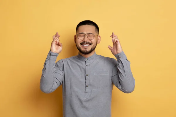 Making Wish Portrait Cheerful Young Asian Man Keeping His Fingers — Stock Photo, Image