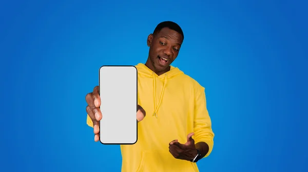 Smiling Surprised Young Black Man Pointing Finger Phone Blank Screen — Stock Photo, Image