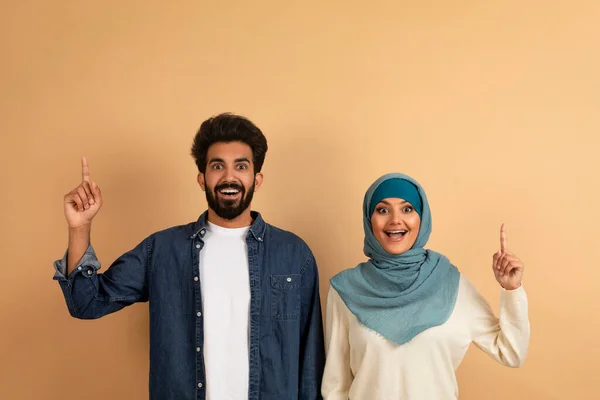 Idee Concept Gelukkig Jong Moslim Paar Wijzen Vingers Omhoog Glimlachen — Stockfoto
