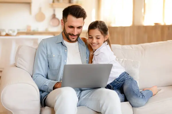 Glada Arabiska Pappa Och Liten Dotter Har Kul Med Laptop — Stockfoto