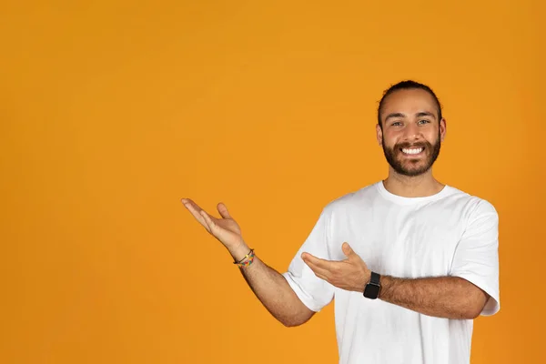 快乐的千年期白人男子 留着胡子 白衬衫尖的手 在自由自在的空间 孤立在橙色工作室的背景 推荐销售 广告和提供 专业咨询 — 图库照片