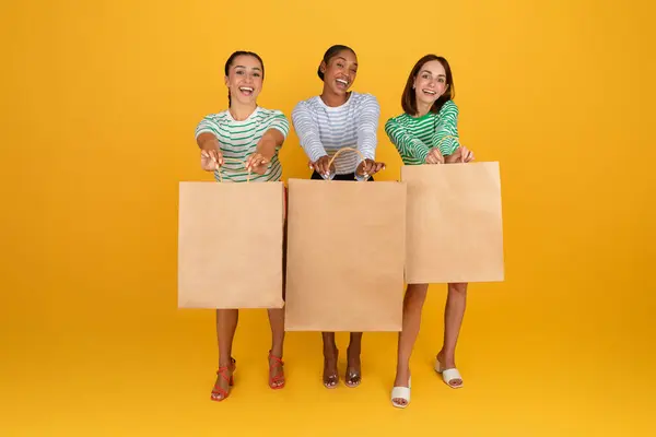 Happy Multiraciale Jonge Mooie Dames Casual Outfit Dragen Boodschappentassen Met — Stockfoto