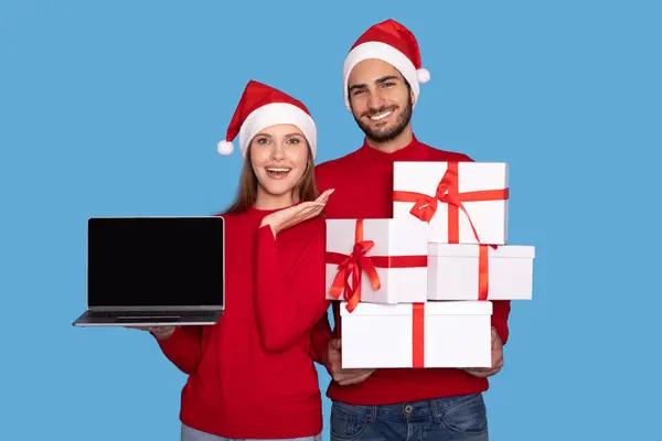 Joyeux Jeune Couple Portant Des Chapeaux Père Noël Tenant Cadeaux — Photo