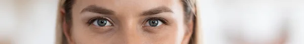 Piękne Oczy Białej Tysiącletniej Kobiety Trzydziestce Zamazane Tło Baner Internetowy — Zdjęcie stockowe