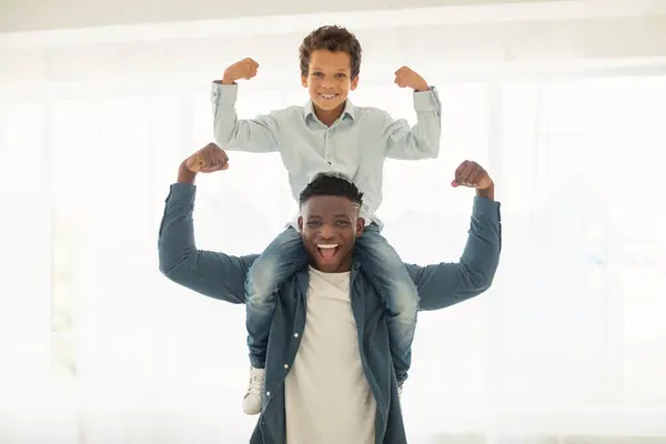 Starka Afrikanska Amerikanska Pappa Håller Sin Lilla Son Halsen Och — Stockfoto