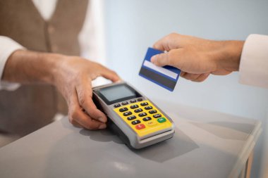 Terminal 'in Kapanışı. Müşteri Kartı Çalarken Kapalı Kapılar' da Servis İçin Kredi Kartı Ödeme. Tanımlanamayan İşadamı, Otel Resepsiyonunda Via Bankcard aracılığıyla İşlem Ödemesi Yapıyor