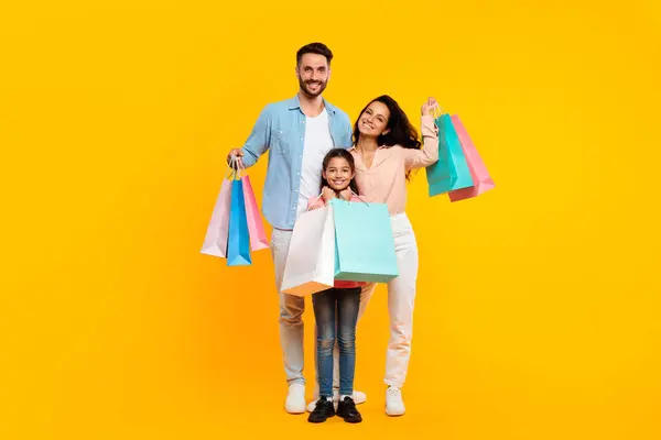 Mutlu Aile Ellerinde Alışveriş Torbaları Gülümsüyor Aileleri Kızları Renkli Kağıt — Stok fotoğraf