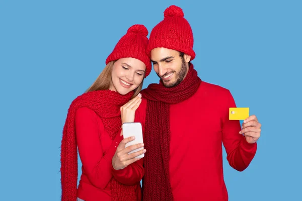 Aplicación Compras Pareja Feliz Usando Sombreros Invierno Usando Smartphone Tarjeta — Foto de Stock