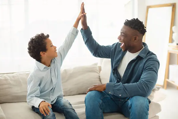 High Five Concept Vrolijke Zwarte Vader Zijn Zoon Klappen Handpalmen — Stockfoto