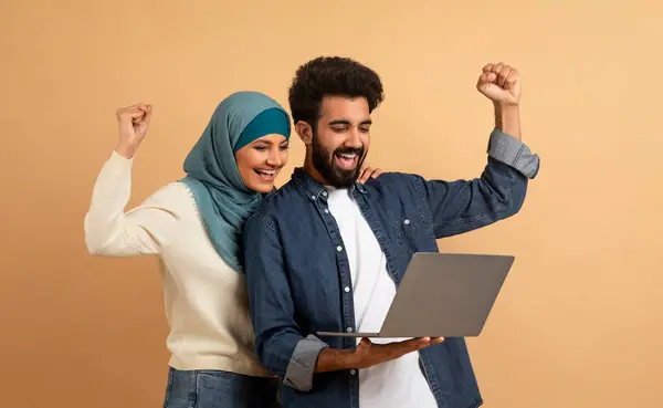 Overblijd Arabisch Paar Met Laptop Het Vieren Van Succes Met — Stockfoto