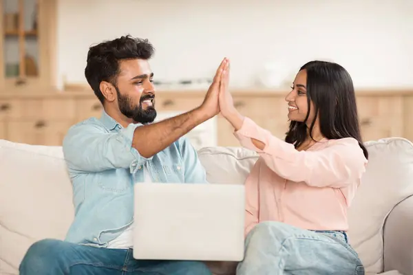 Fröhliches Indisches Paar Mit Laptop Und High Five Das Erfolg — Stockfoto