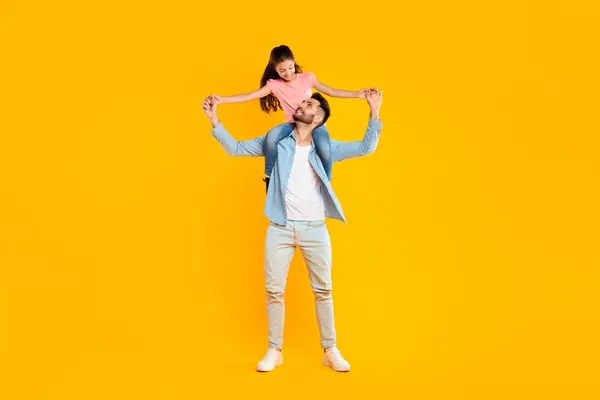 Happy Moments Excited Man Riding His Daughter Shoulders Having Fun — Stock Photo, Image