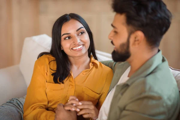 愛するインドのカップルは 手を握って話し 楽しい会話とフラットを楽しんで 自宅でソファーに座っています 結婚と家族のライフスタイルのコンセプトにおける幸せ — ストック写真