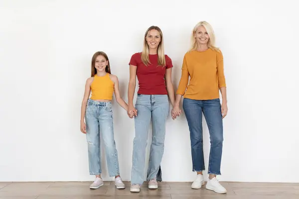 Gelukkig Mooie Blonde Vrouwen Drie Generaties Van Familie Poseren Witte — Stockfoto