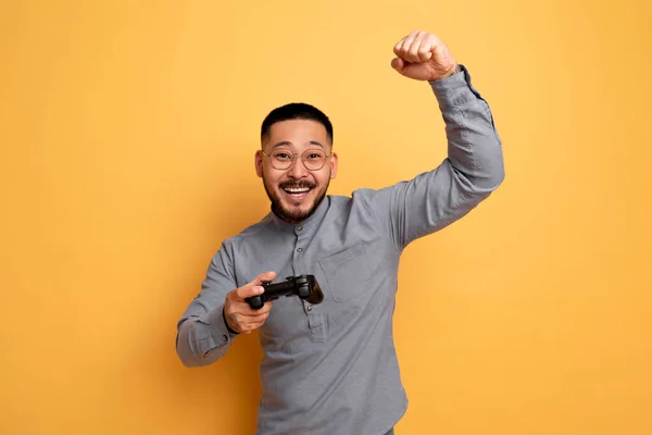 Conceito Vídeo Gaming Eufórico Ásia Homem Com Joystick Celebrando Jogo — Fotografia de Stock