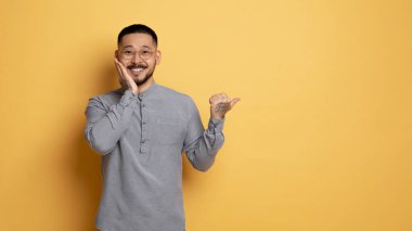 Kafasına dokunan ve başparmağıyla uzayın fotokopisini çeken Asyalı genç adam sarı arka planda dururken milenyum adamının reklam için bedava yer göstermesine şaşırdı.